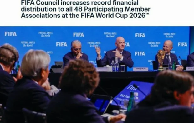 2026世界杯将首次由美加墨三国联办，赛事扩军至48队、104场比赛，传统裁判面